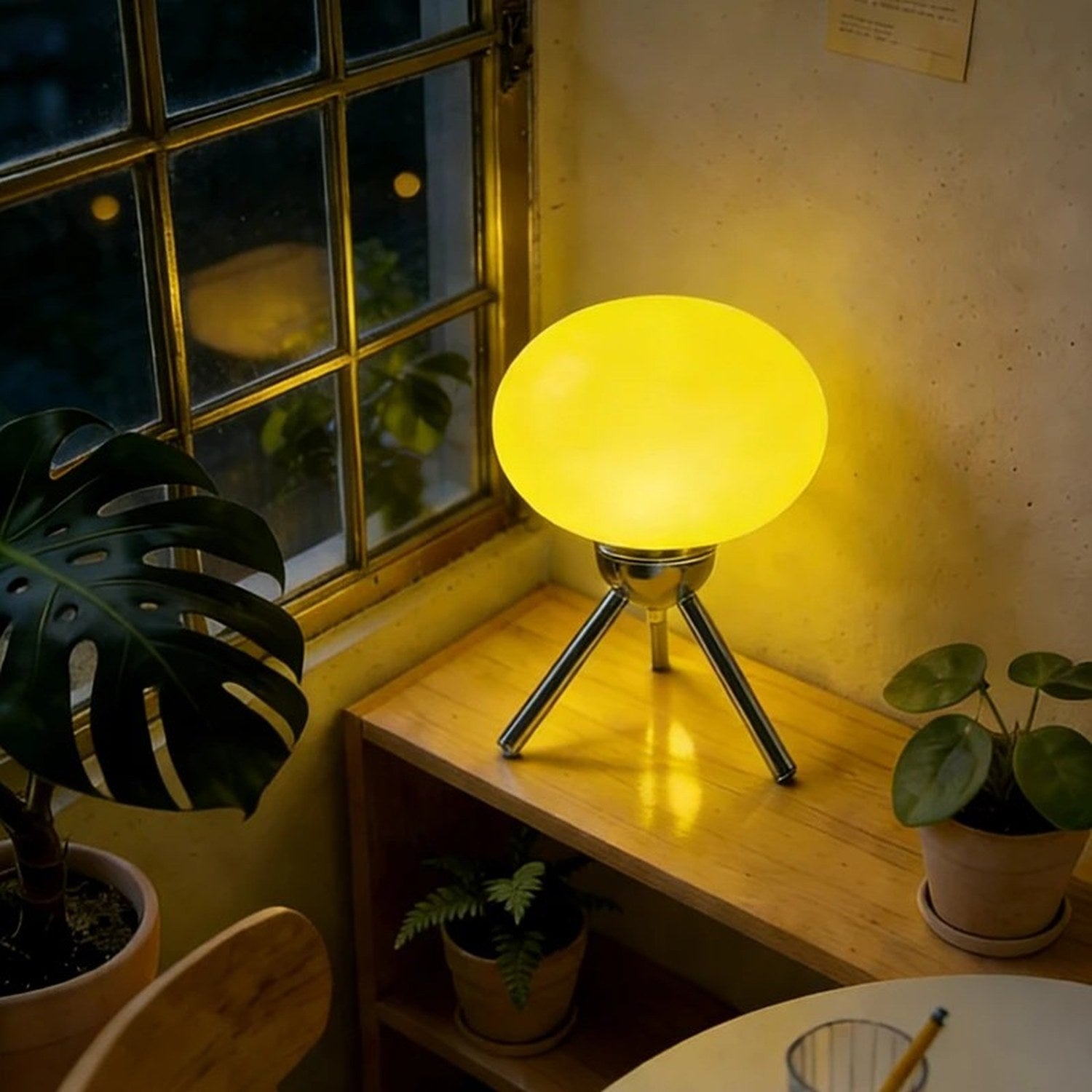 Lampe de chevet champignon en verre allumée avec une lumière chaude enveloppante