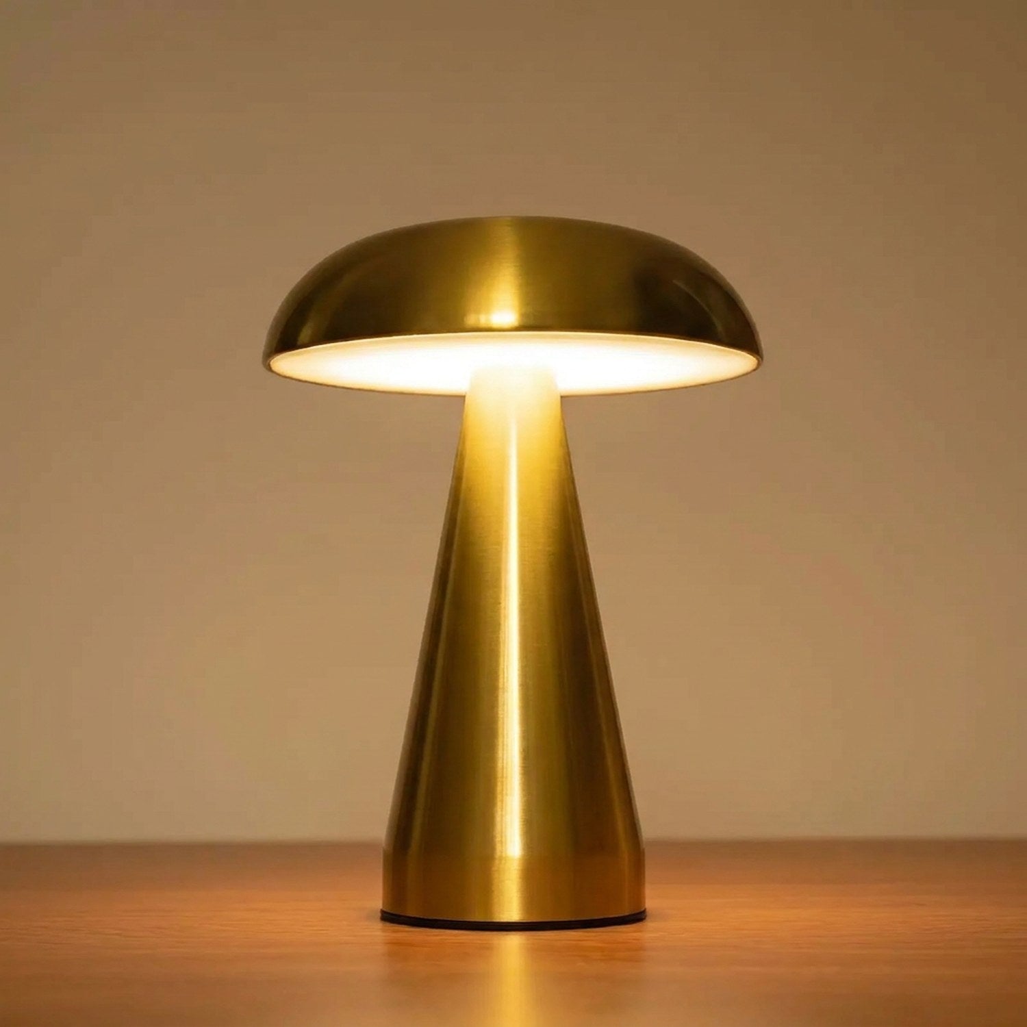 Lampe champignon dorée diffusant une lumière chaude sur une table en bois