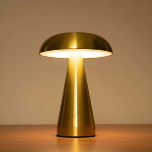 Lampe champignon dorée diffusant une lumière chaude sur une table en bois