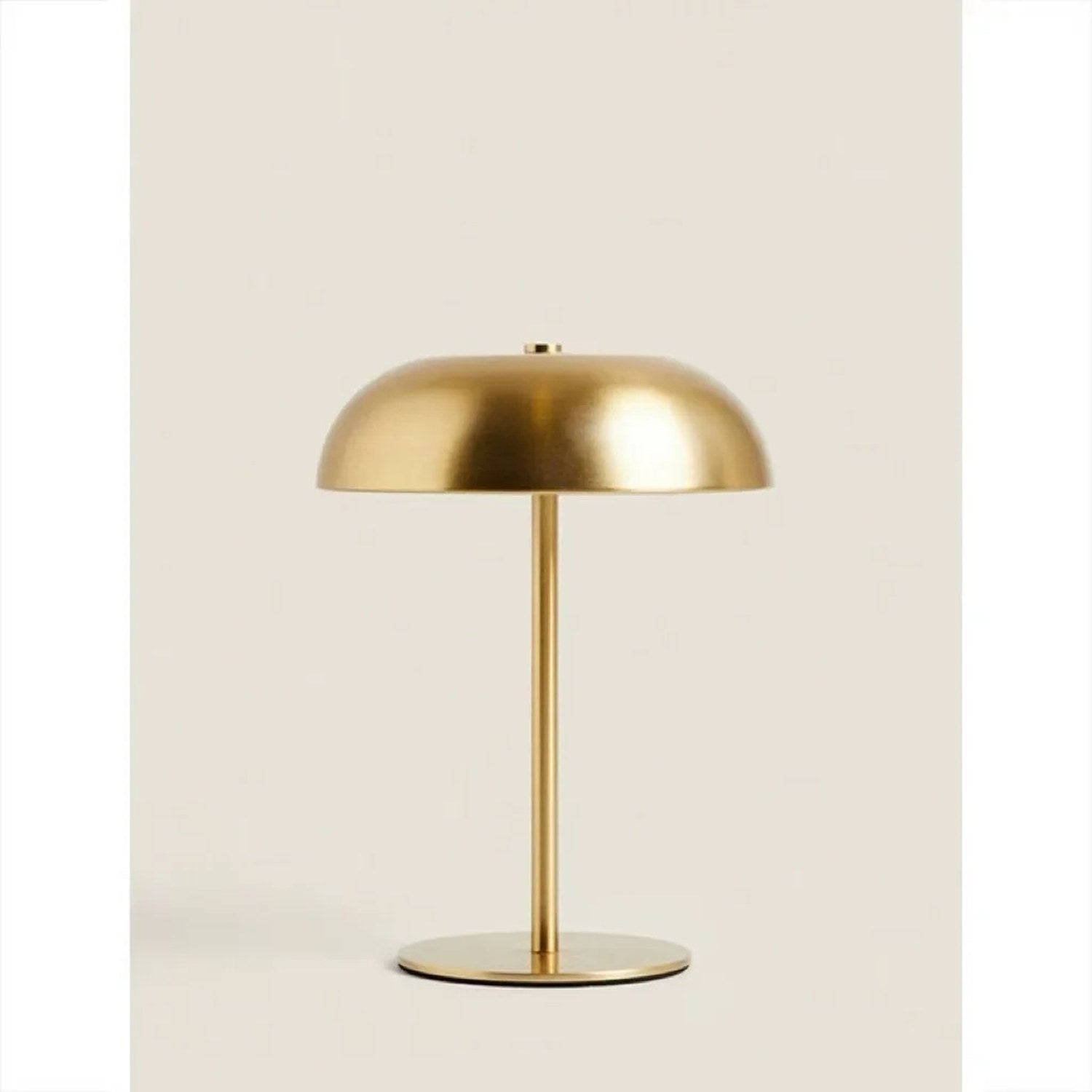 Lampe de chevet champignon dorée, vue de face sur fond neutre