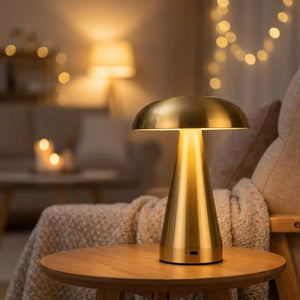 Lampe champignon dorée allumée sur une table d'appoint près d'un fauteuil de lecture