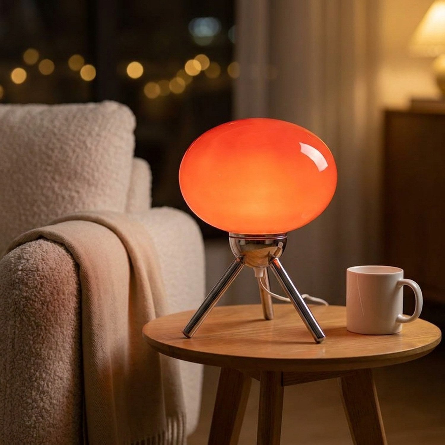 Lampe champignon rouge allumée sur une table basse près d'un fauteuil cocooning