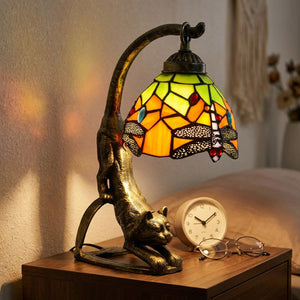 Lampe chat vitrail Tiffany sur table de chevet avec réveil et lunettes