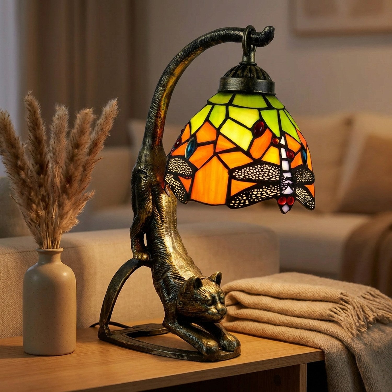 Lampe chat vitrail Tiffany posée sur une console salon avec plaid et vase