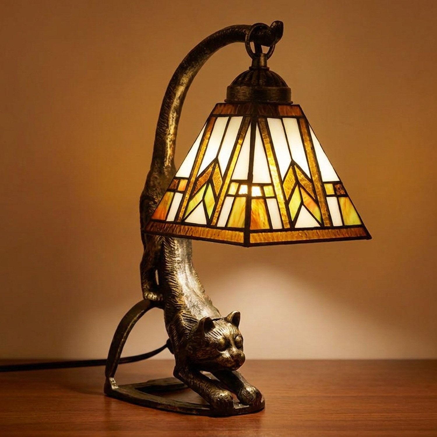 Lampe chat Tiffany variante Ambré abat-jour vitrail ambré et vert