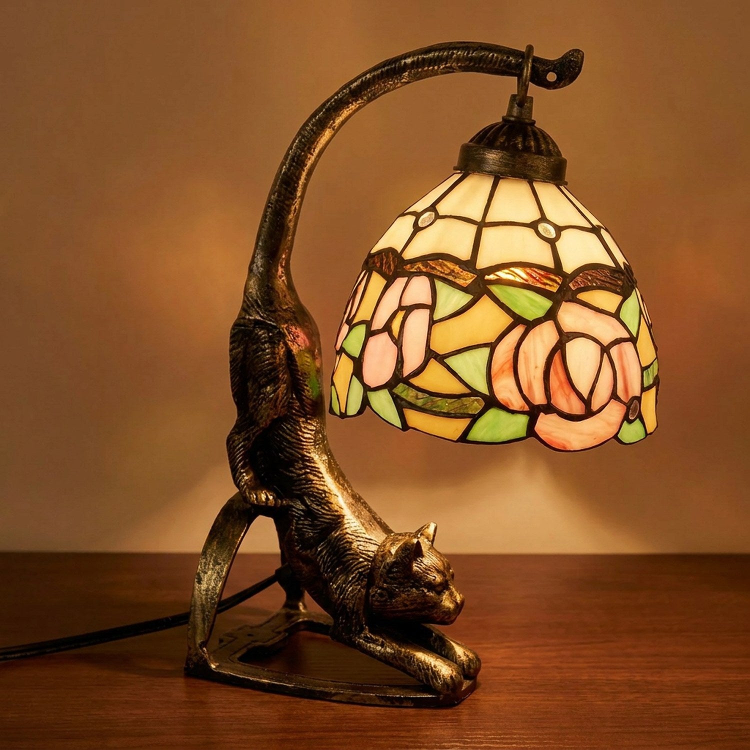Lampe chat Tiffany variante Roses abat-jour vitrail fleuri rose