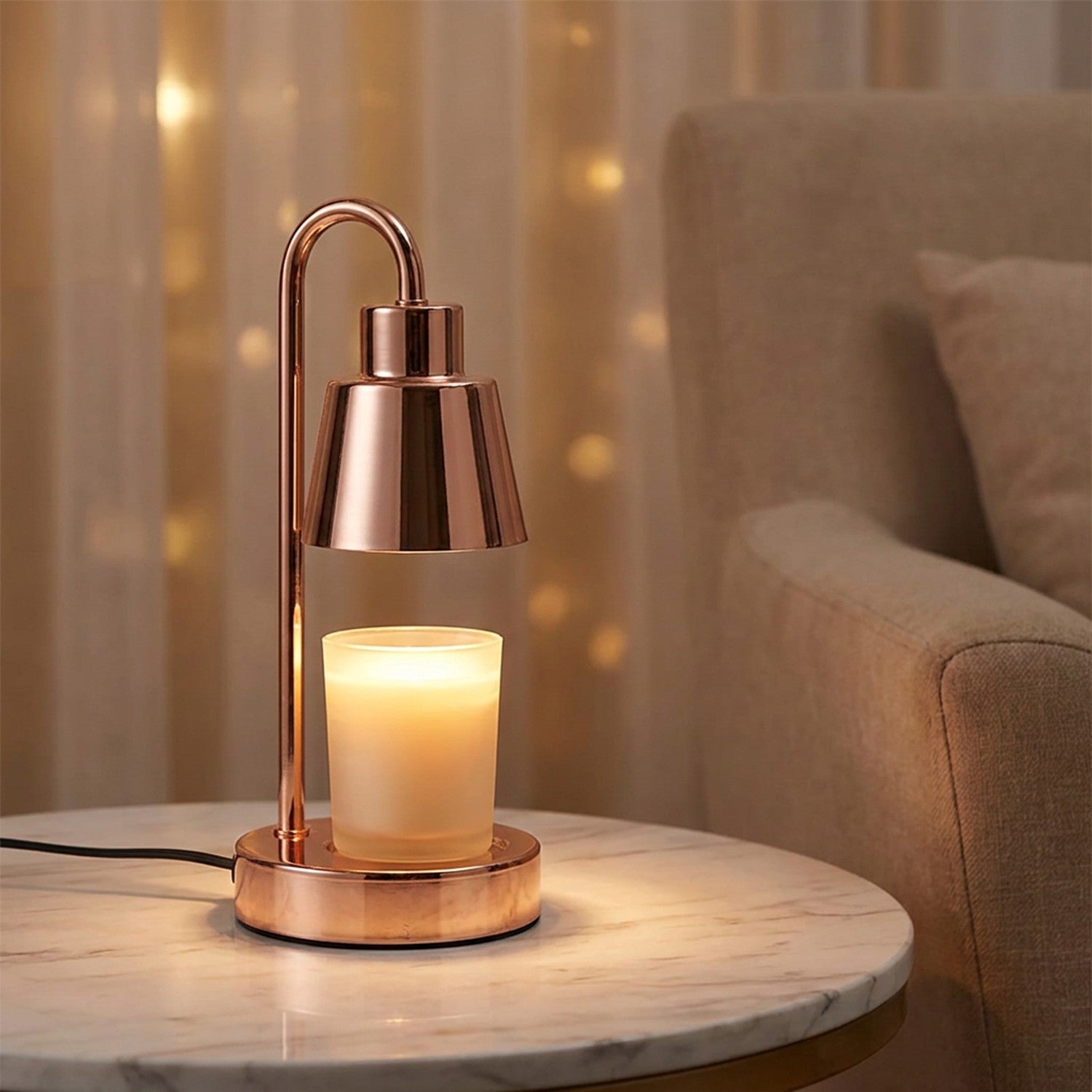 Lampe chauffe-bougie dorée sur une table de salon avec bougie parfumée