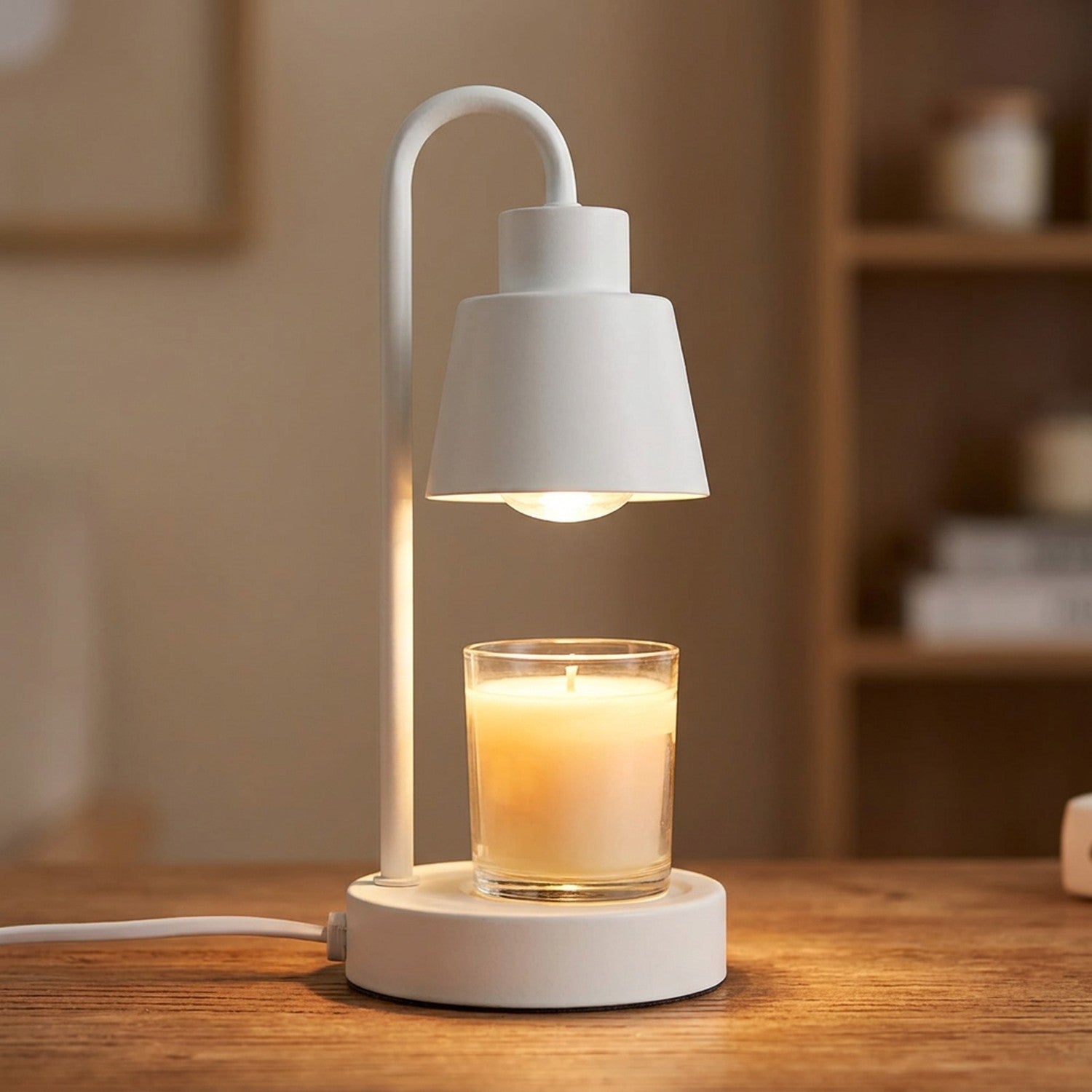 Lampe chauffe-bougie blanche allumée en gros plan avec bougie parfumée
