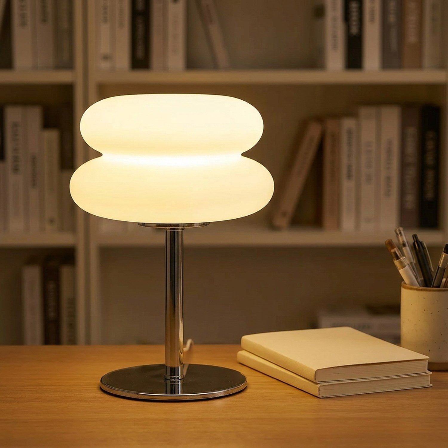 Lampe de chevet galet allumée sur un bureau en bois avec livres