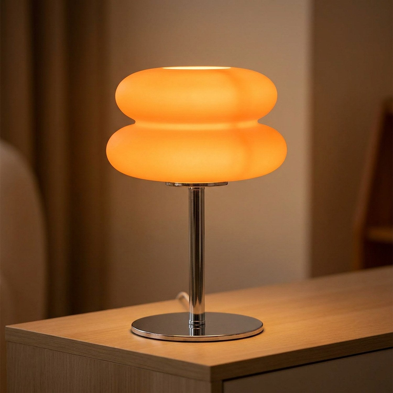 Lampe de chevet galet coloris orange allumée