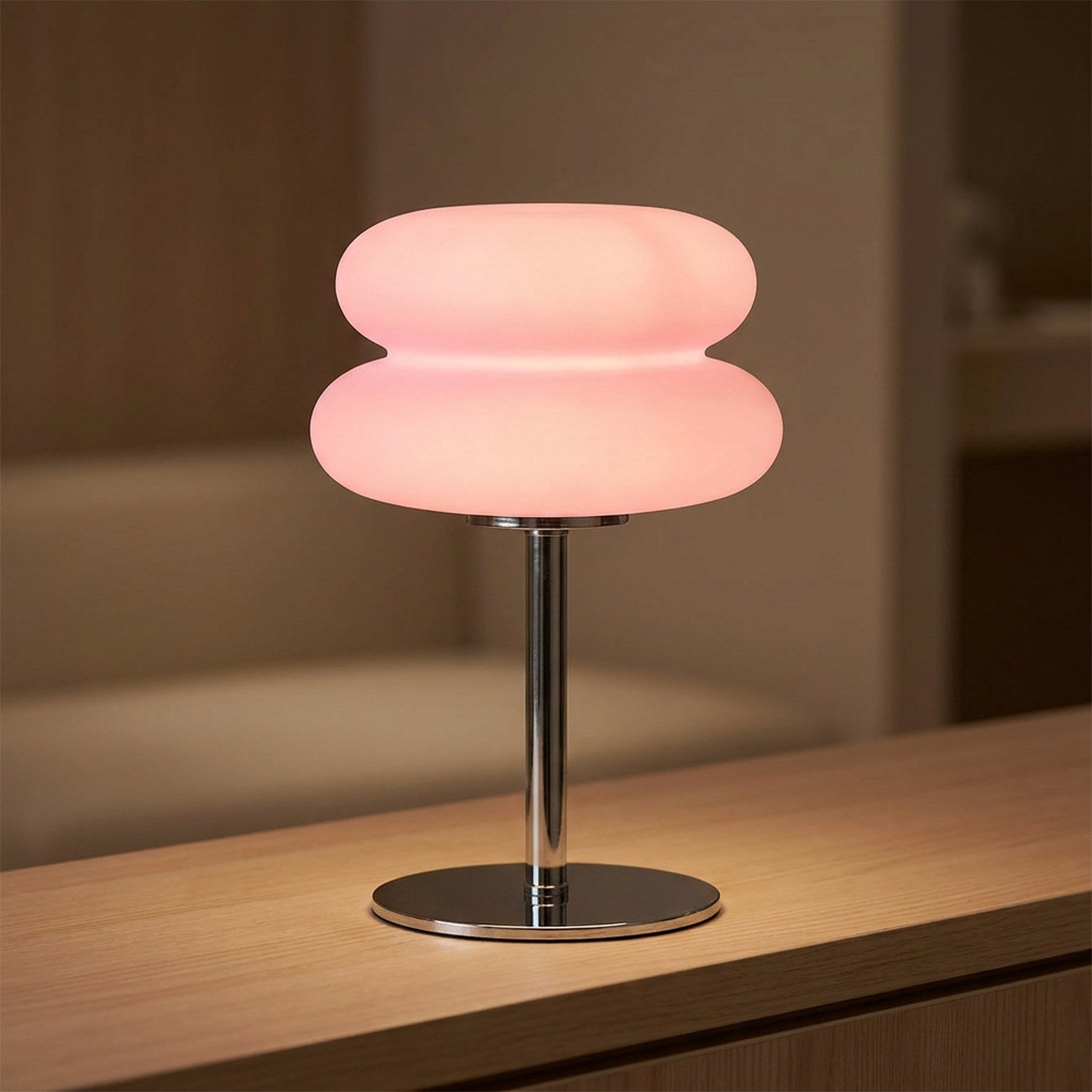 Lampe de chevet galet coloris rose allumée