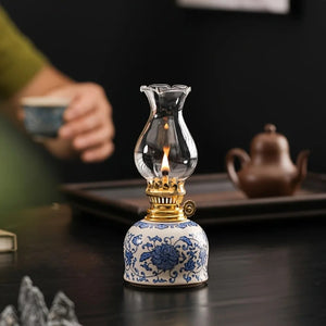 Lampe à huile vintage céramique posée près d'un service à thé traditionnel
