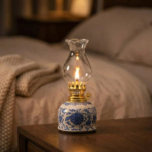 Lampe à huile vintage céramique posée sur une table de chevet le soir