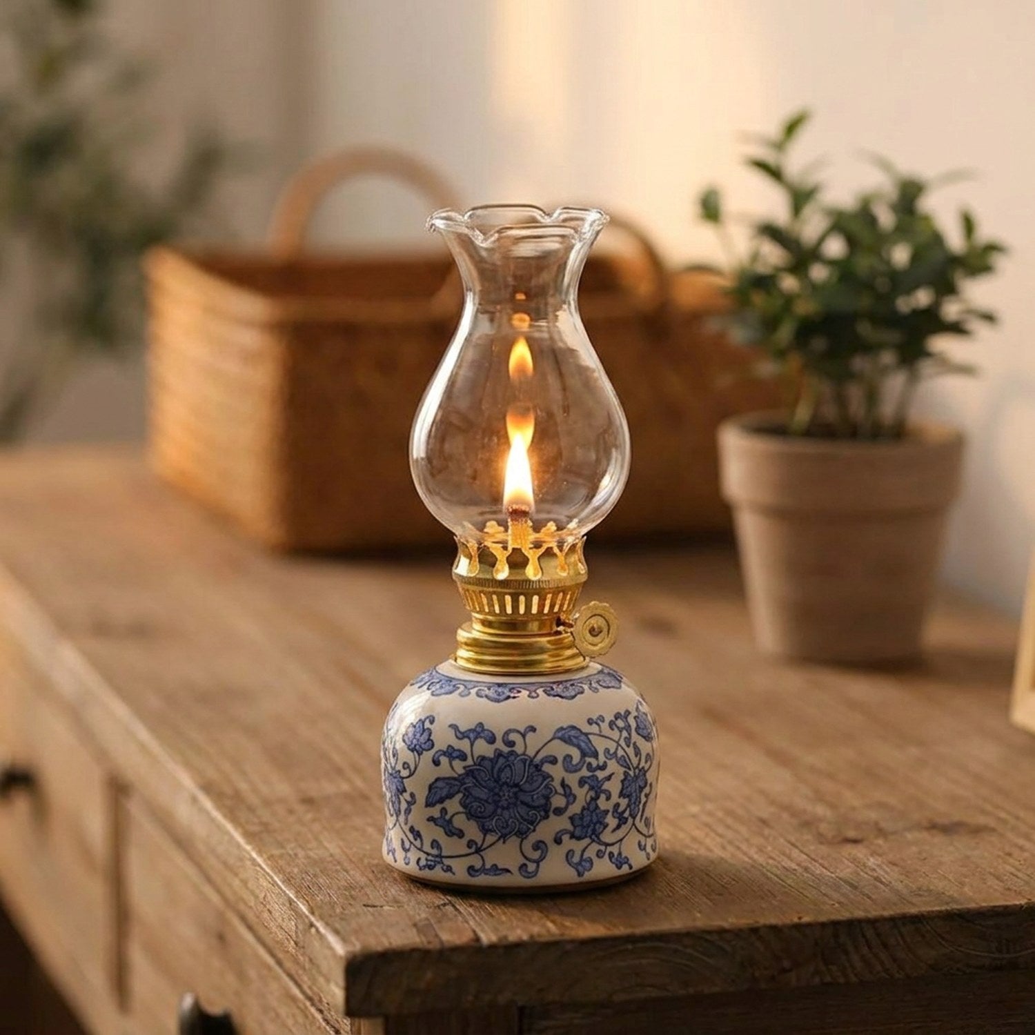 Lampe à huile vintage céramique sur une console en bois près d'une plante