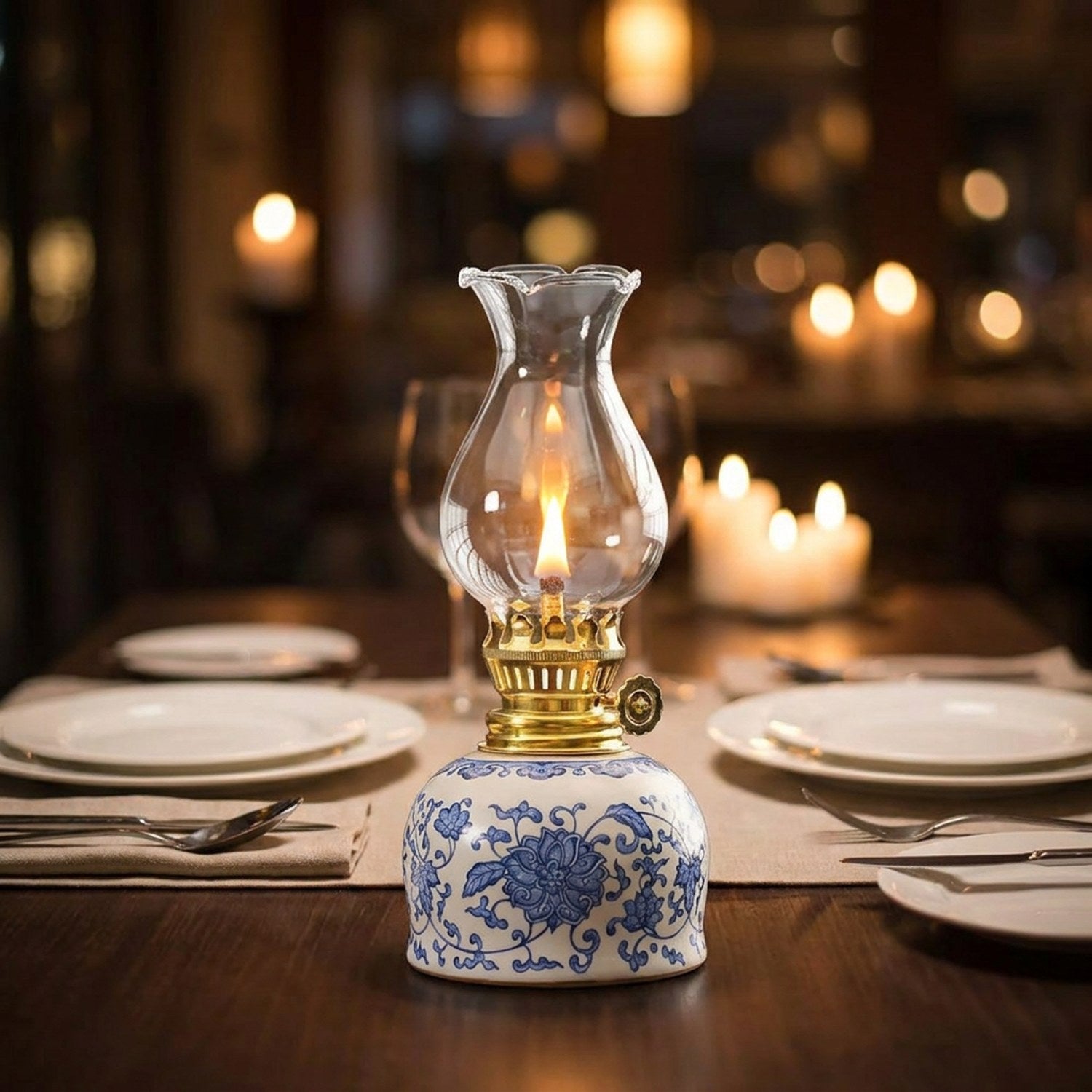 Lampe à huile vintage céramique sur une table dressée pour un dîner