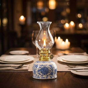 Lampe à huile vintage céramique sur une table dressée pour un dîner