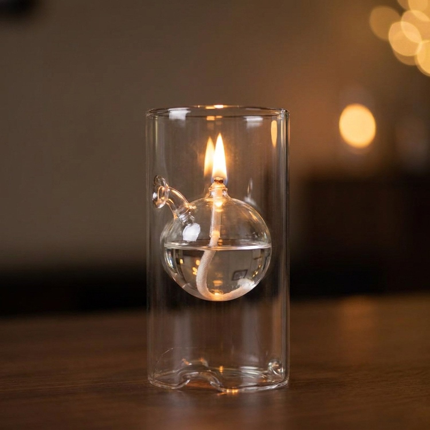 Lampe à huile ouragan couleur transparente avec flamme allumée