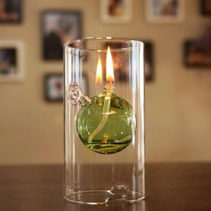 Lampe à huile ouragan couleur verte avec flamme allumée