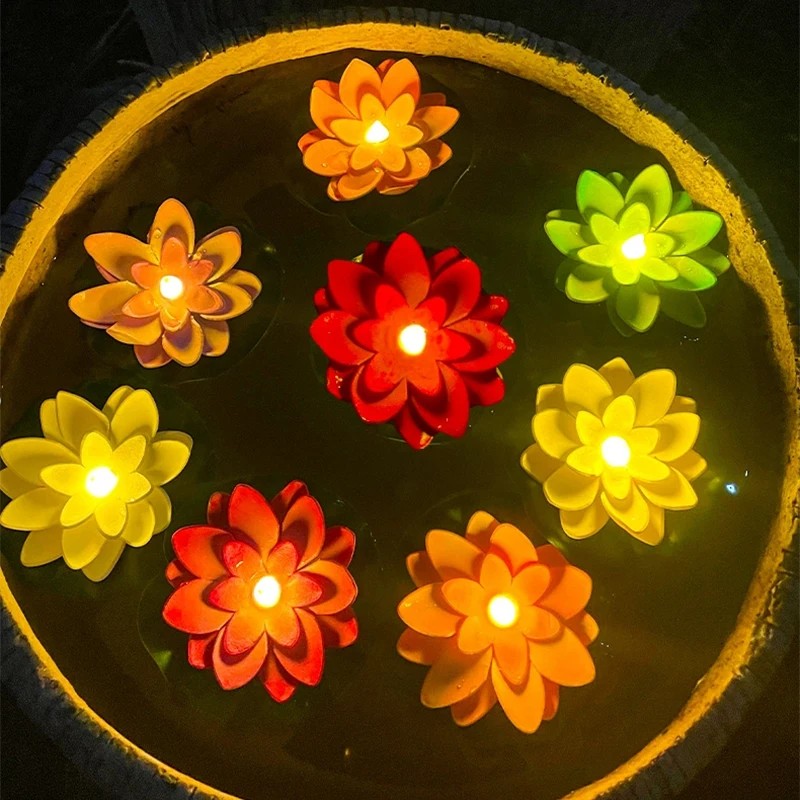 Lampes lotus flottantes LED allumees dans une jardiniere remplie d eau