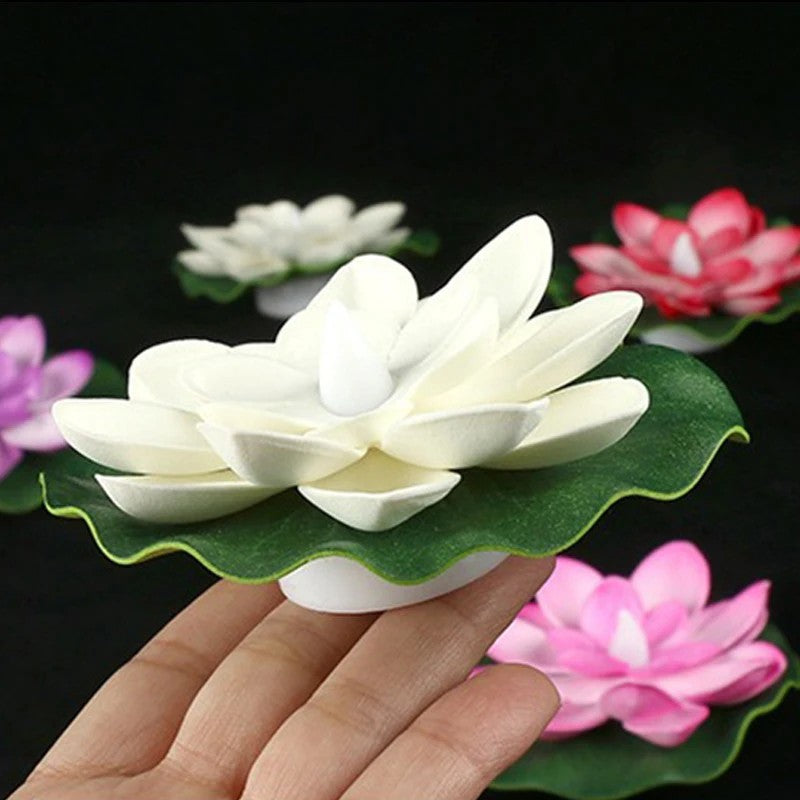 Lampe lotus flottante LED blanche tenue en main pour montrer sa taille