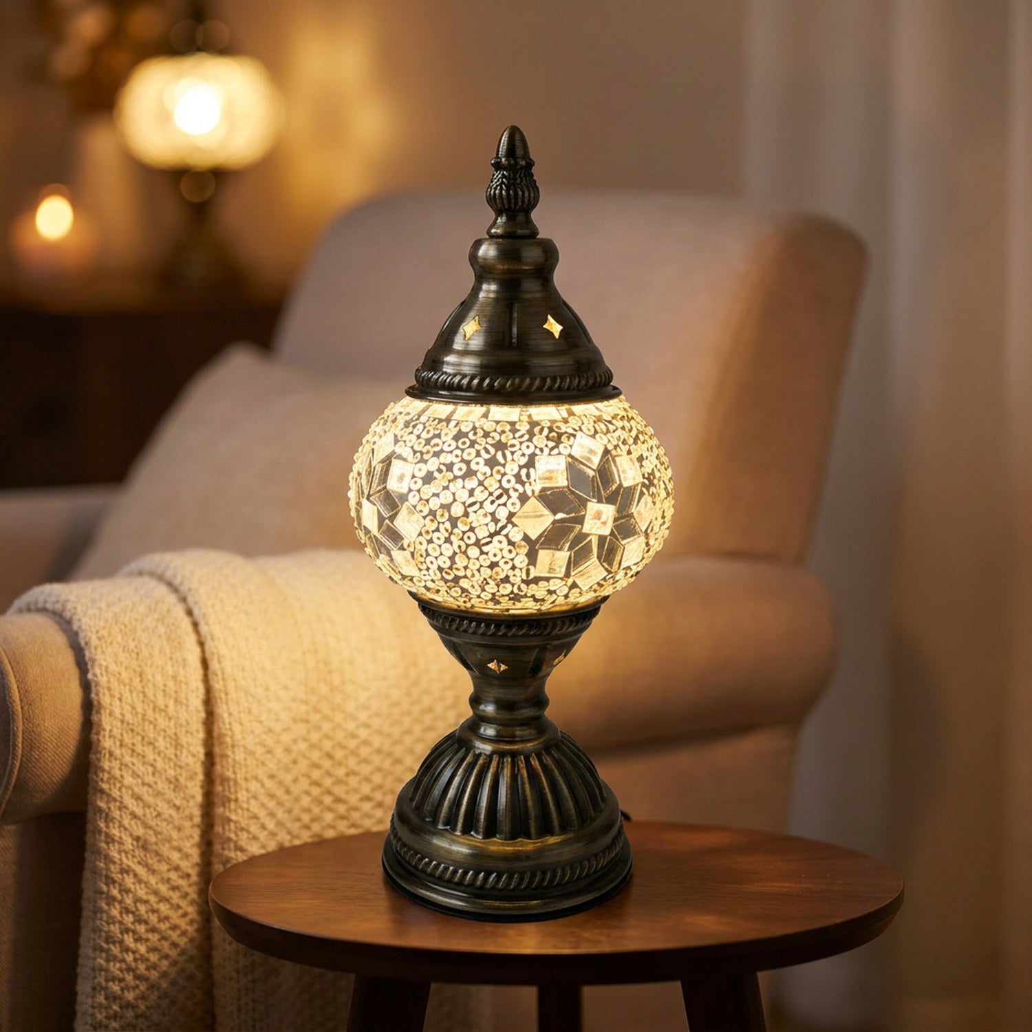 Lampe de table mosaïque allumée sur une table d'appoint dans un coin lecture cosy