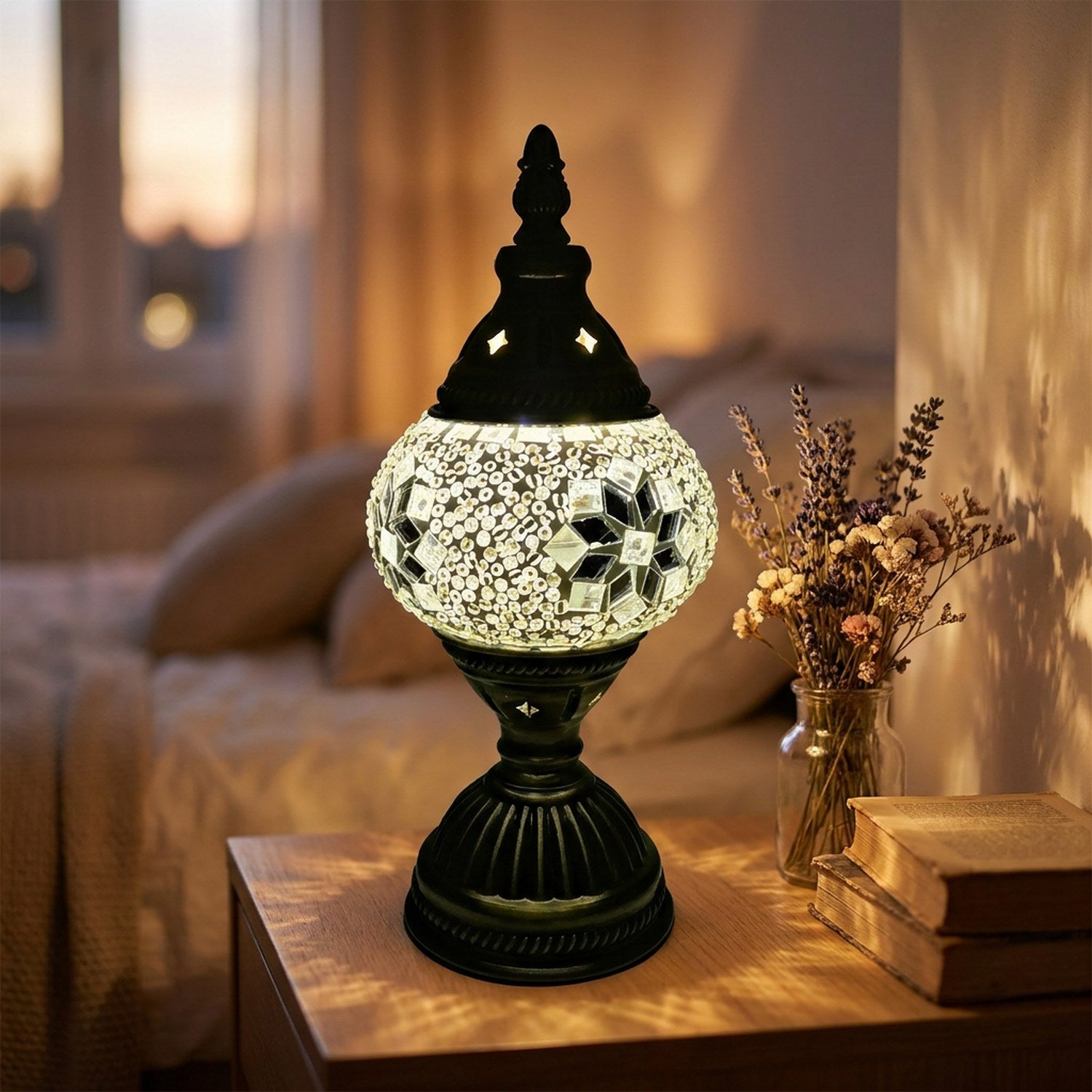 Lampe de table mosaïque style Tiffany allumée sur une table de chevet en bois dans une chambre chaleureuse