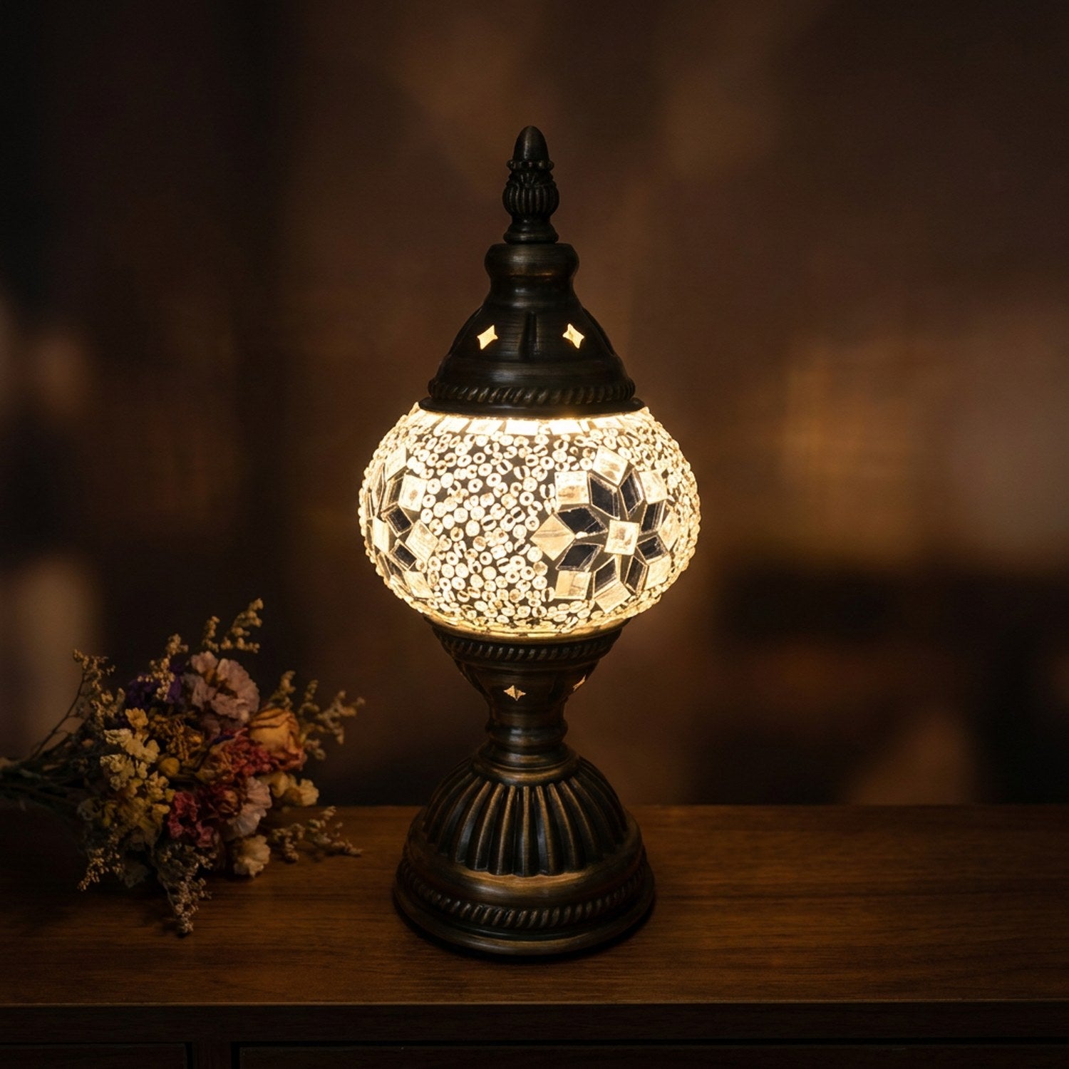 Lampe de table mosaïque coloris blanc allumée