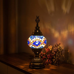 Lampe de table mosaïque coloris bleu allumée