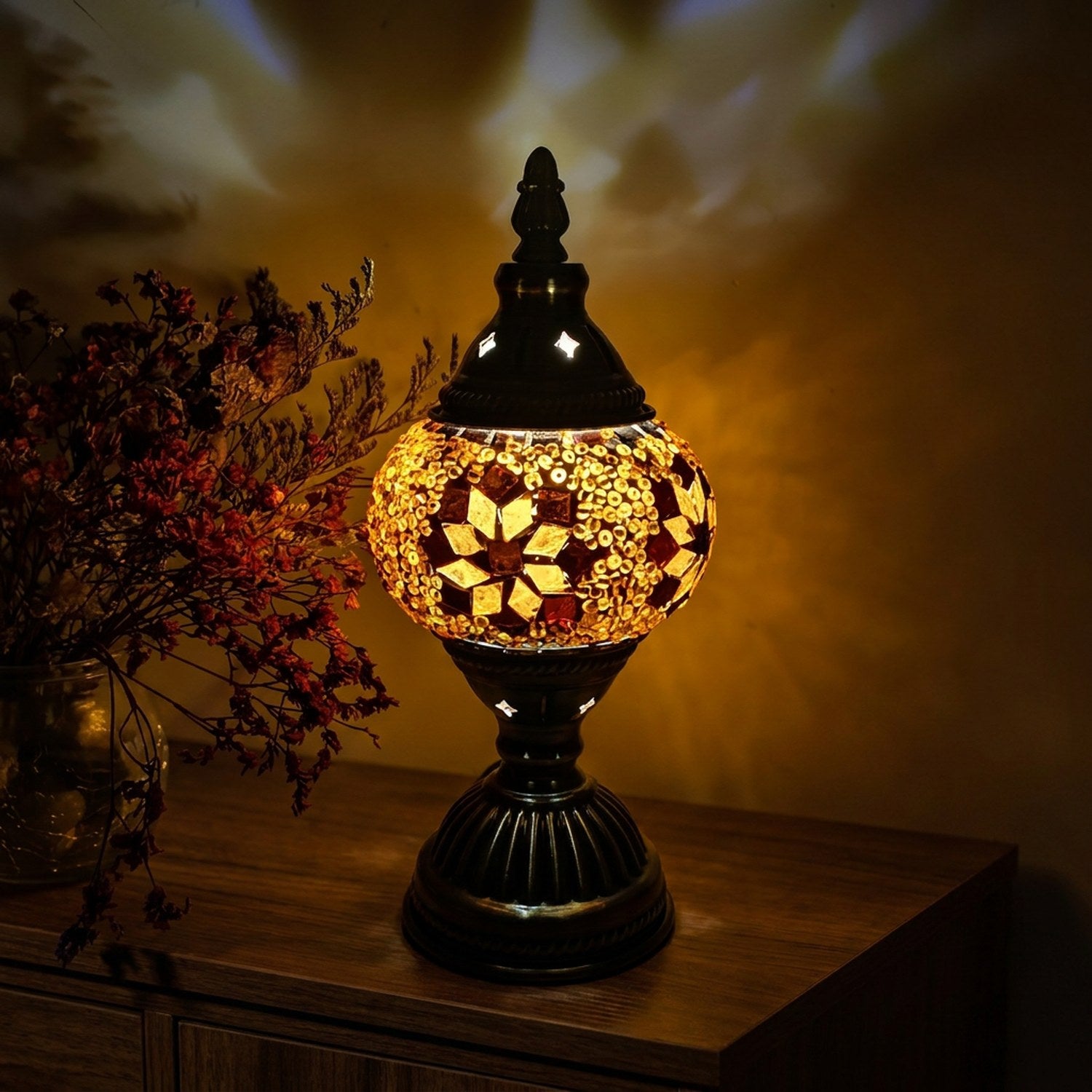 Lampe de table mosaïque coloris doré allumée