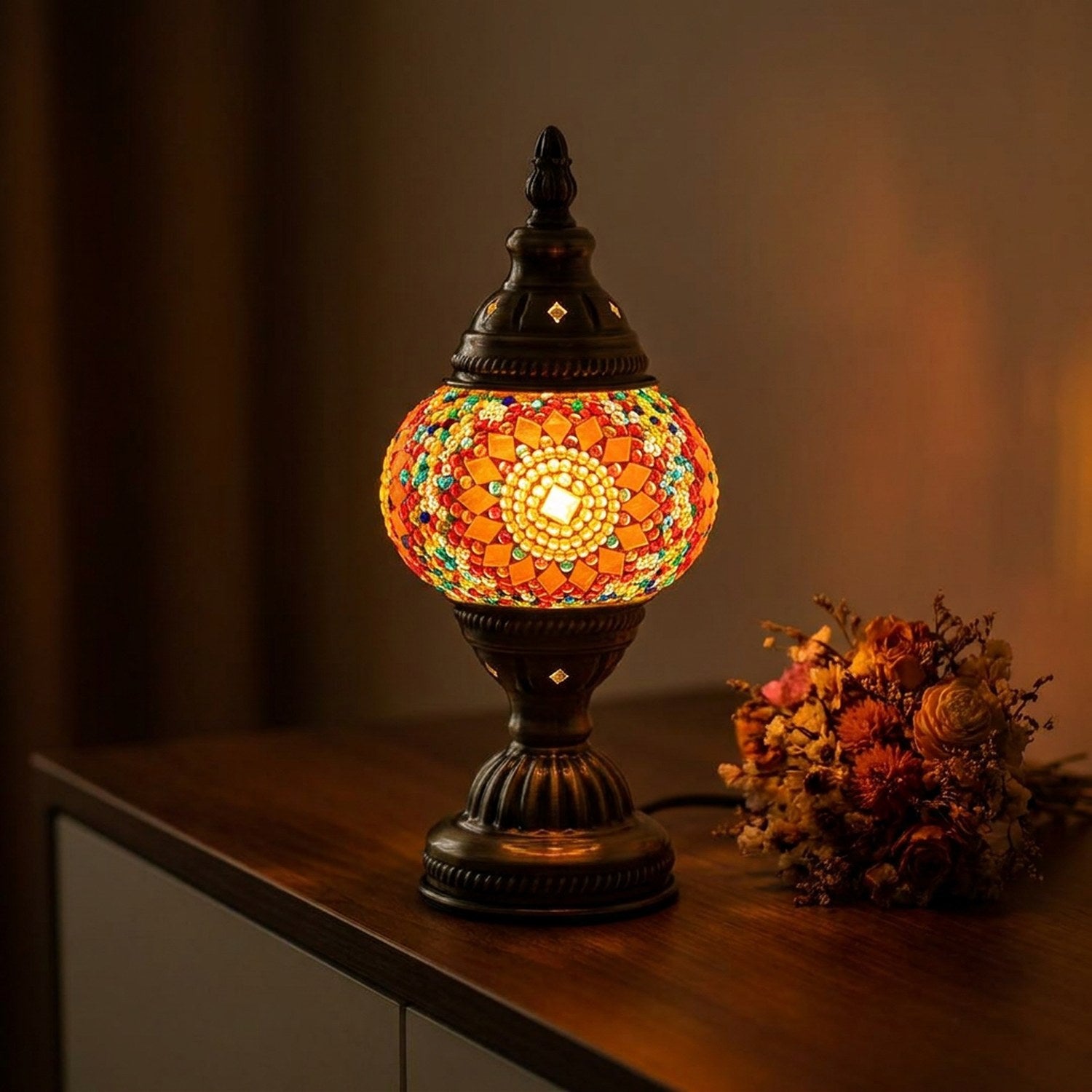 Lampe de table mosaïque coloris orange allumée