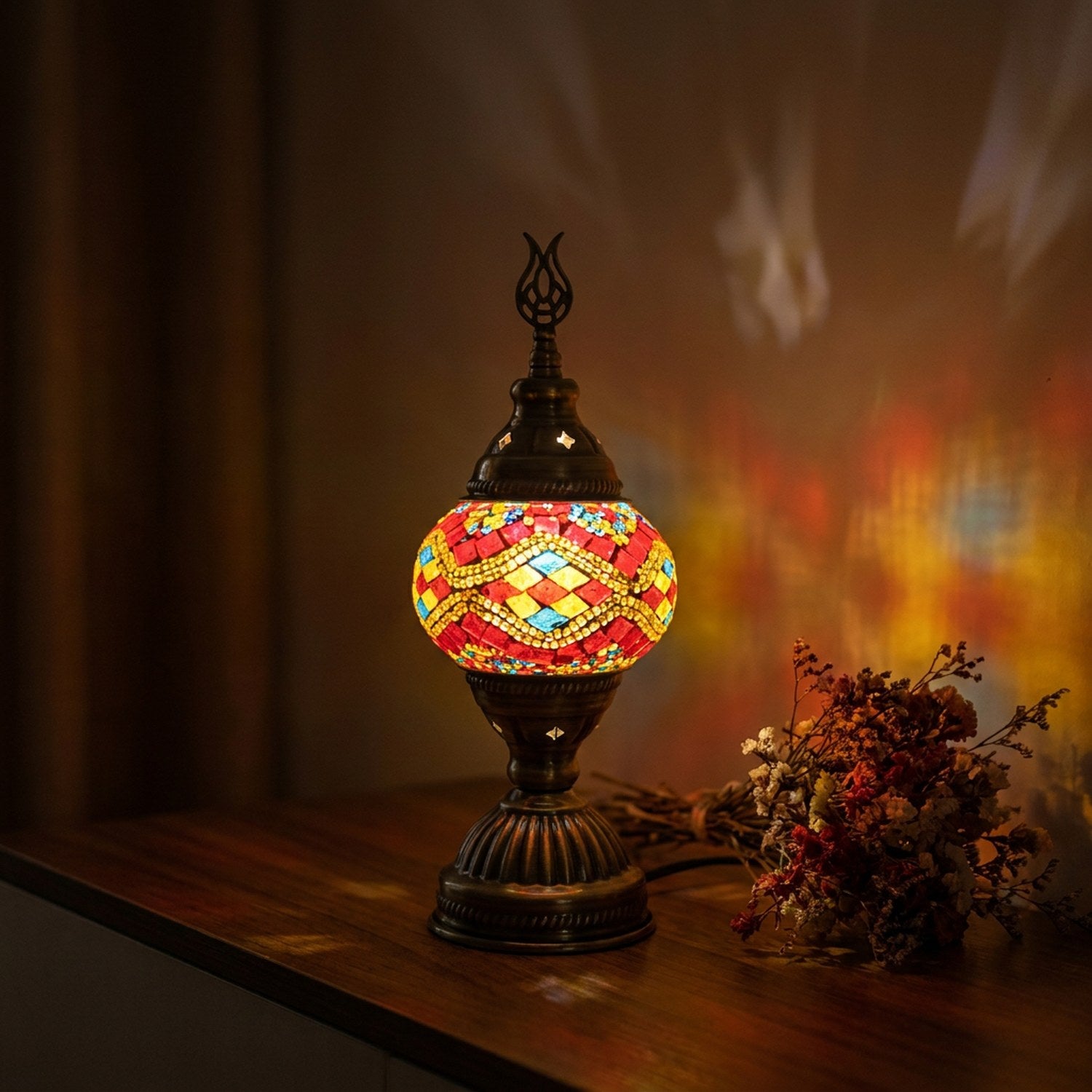Lampe de table mosaïque coloris rouge allumée
