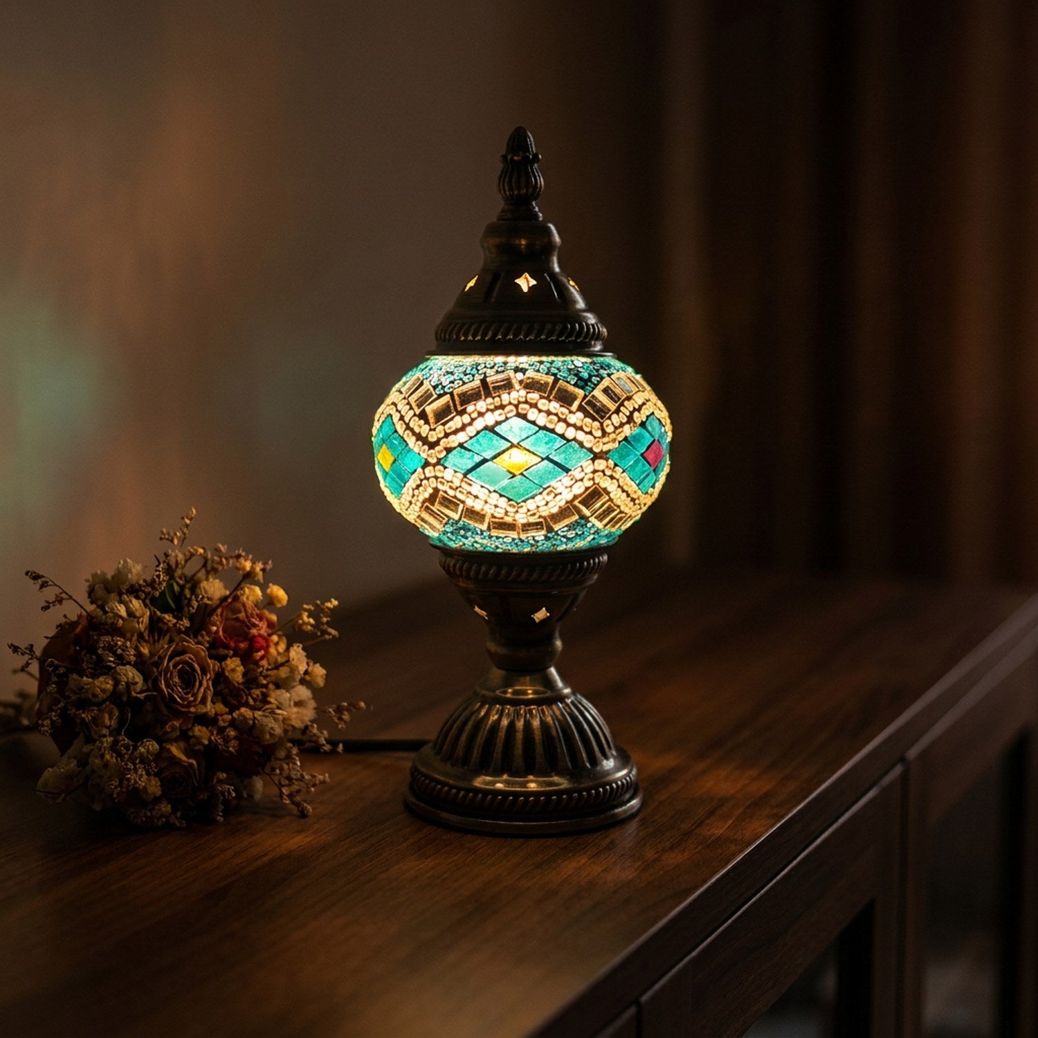 Lampe de table mosaïque coloris turquoise allumée