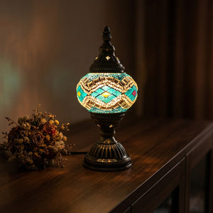 Lampe de table mosaïque coloris turquoise allumée