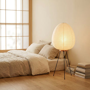 Lampe papier de riz posée sur table de chevet dans une chambre zen style japonais