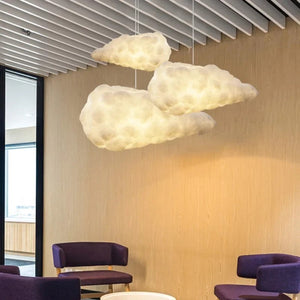 Trio de suspensions nuage LED dans un bureau lounge contemporain