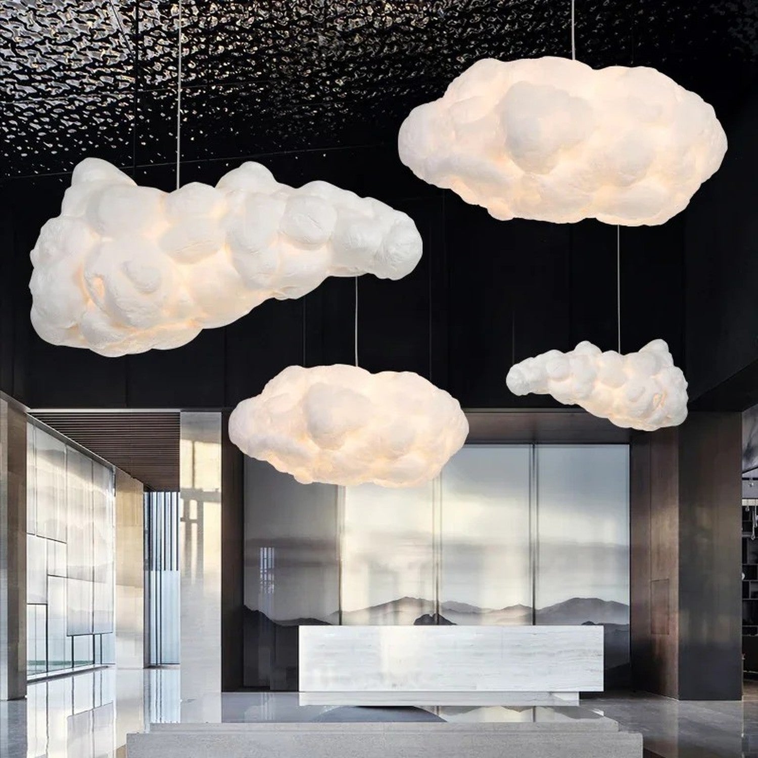 Lampes nuage suspendues en grappe dans un hall d'hôtel au plafond sombre