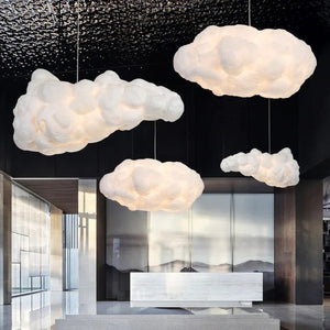 Lampes nuage suspendues en grappe dans un hall d'hôtel au plafond sombre