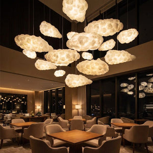 Installation de lampes nuage suspendues LED dans un restaurant hôtel luxueux