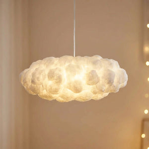 Suspension nuage en tissu blanc allumée dans un salon moderne avec une lumière douce et apaisante