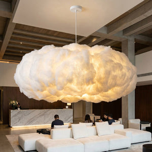 Lampe nuage suspendue 90-100 cm dans une grande pièce lumineuse et cosy