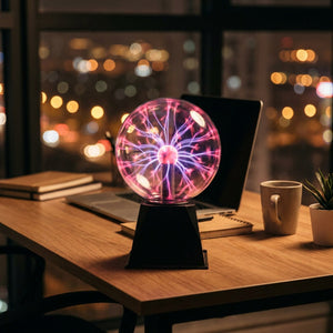 Lampe plasma allumée posée sur un bureau en bois la nuit avec vue sur la ville