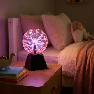 Lampe plasma allumée sur une table de chevet dans une chambre d'enfant cosy
