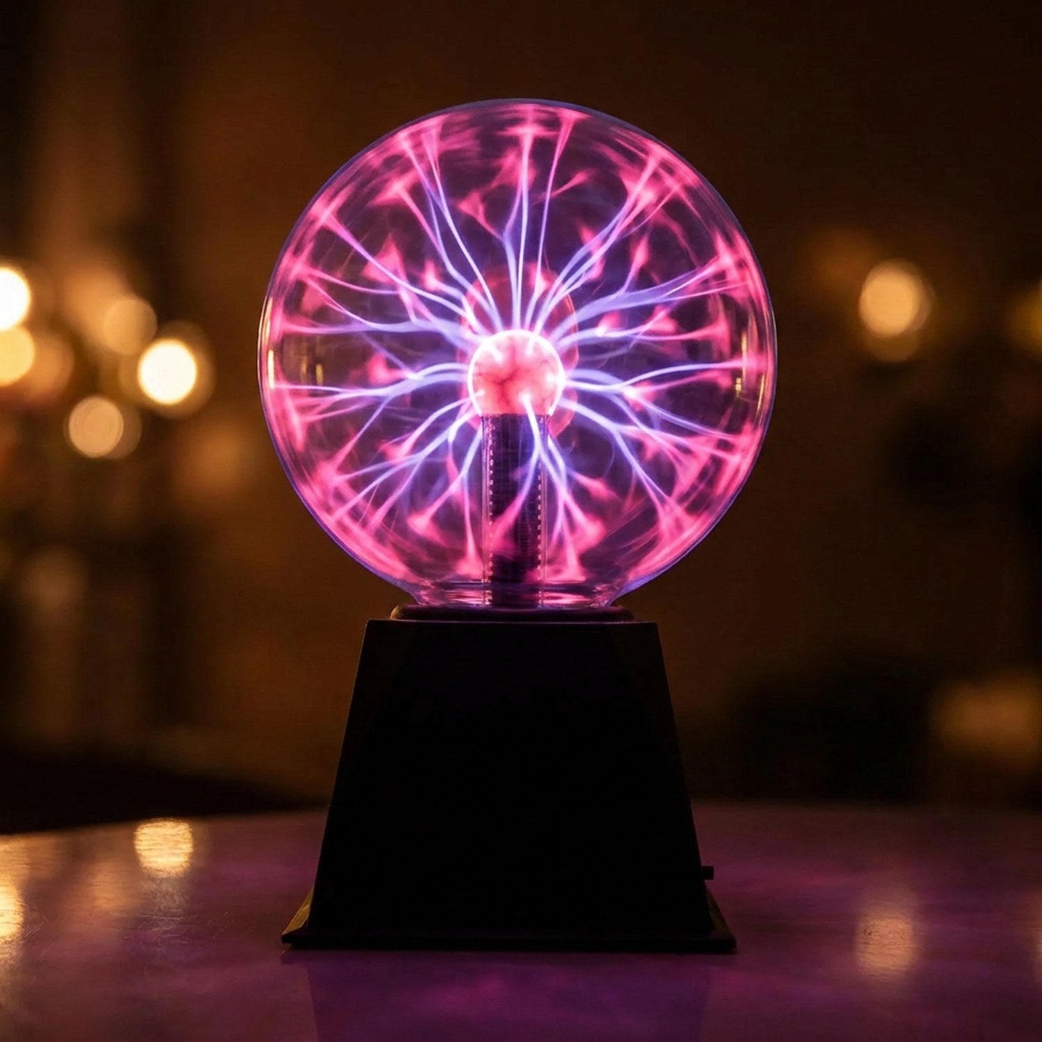 Lampe plasma sur socle noir trapézoïdal avec éclairs violets
