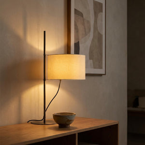 Lampe à poser japandi sur console salon intérieur épuré