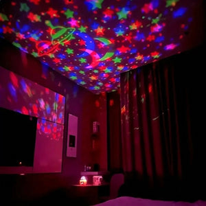 Projection colorée d'étoiles et de lunes au plafond d'une chambre dans la pénombre