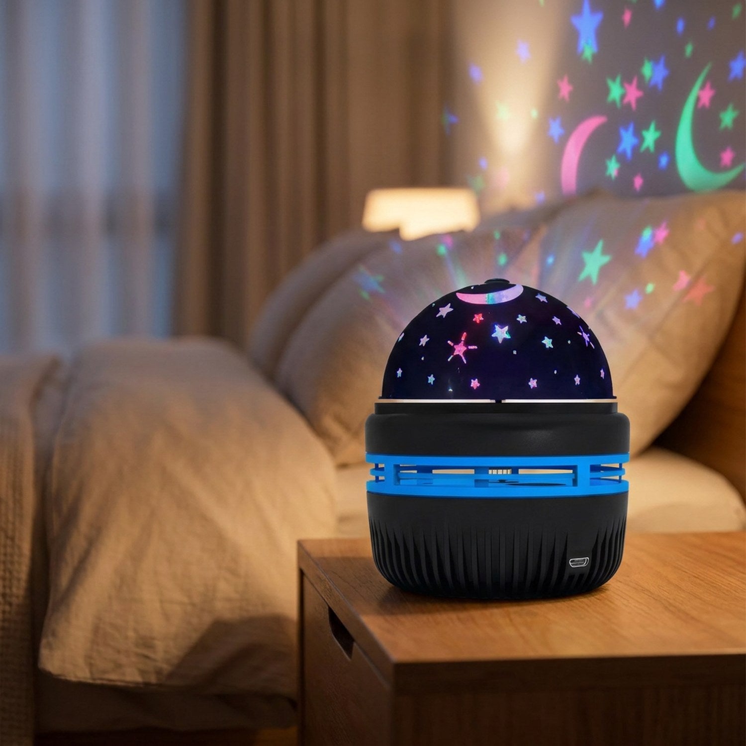 Lampe ronde projetant un ciel étoilé bleu et une galaxie sur les murs d'une chambre sombre