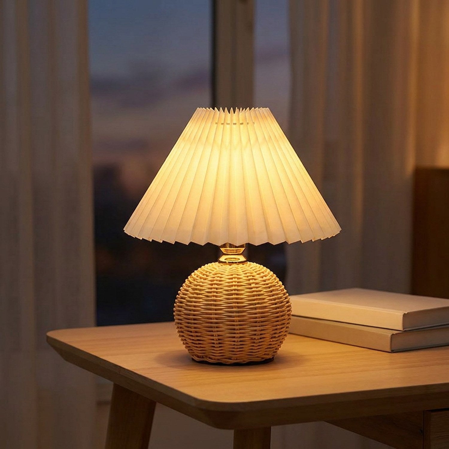 Lampe de chevet en rotin allumée sur un bureau en bois près d'une fenêtre au crépuscule