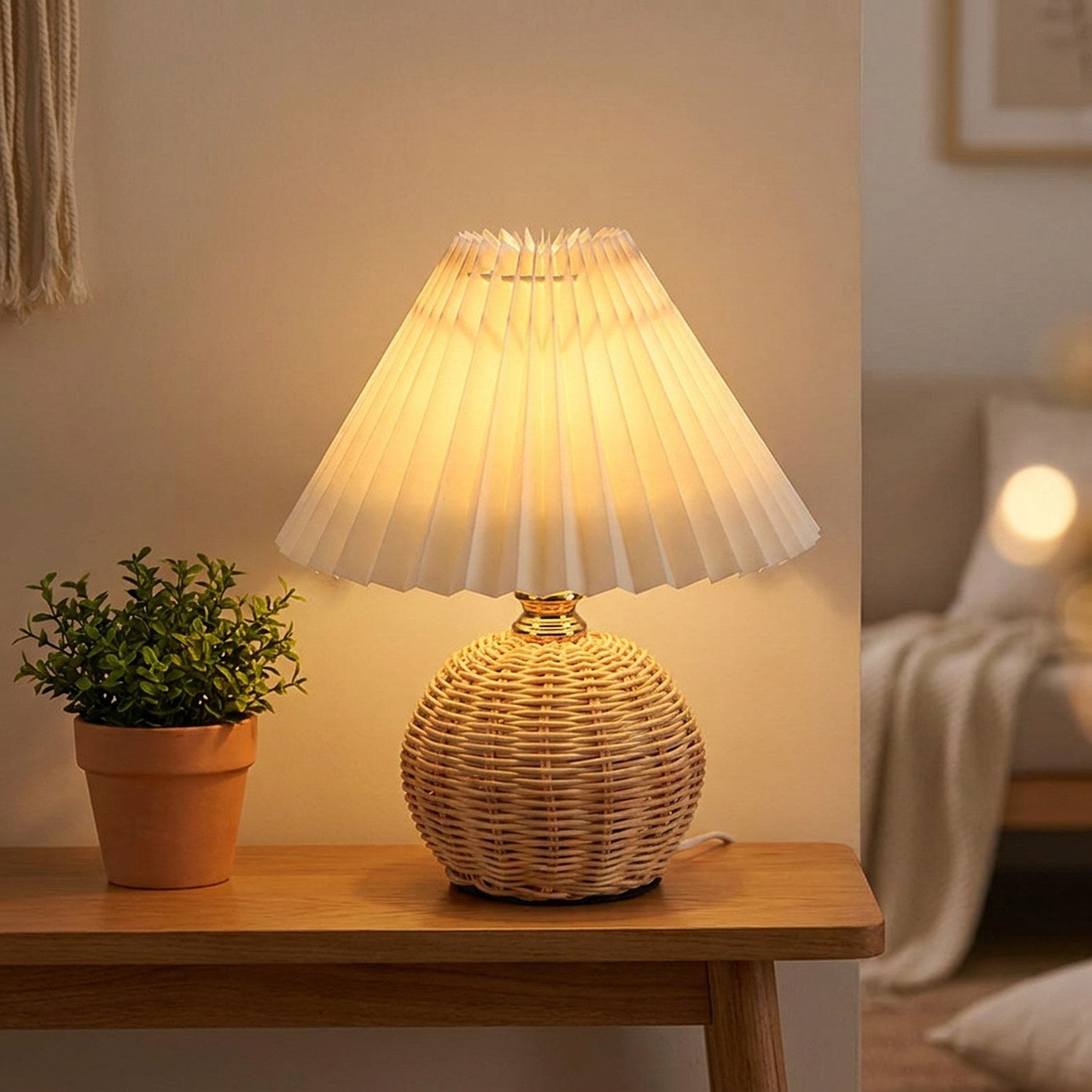 Lampe en rotin et abat-jour plissé posée sur une console dans un salon chaleureux