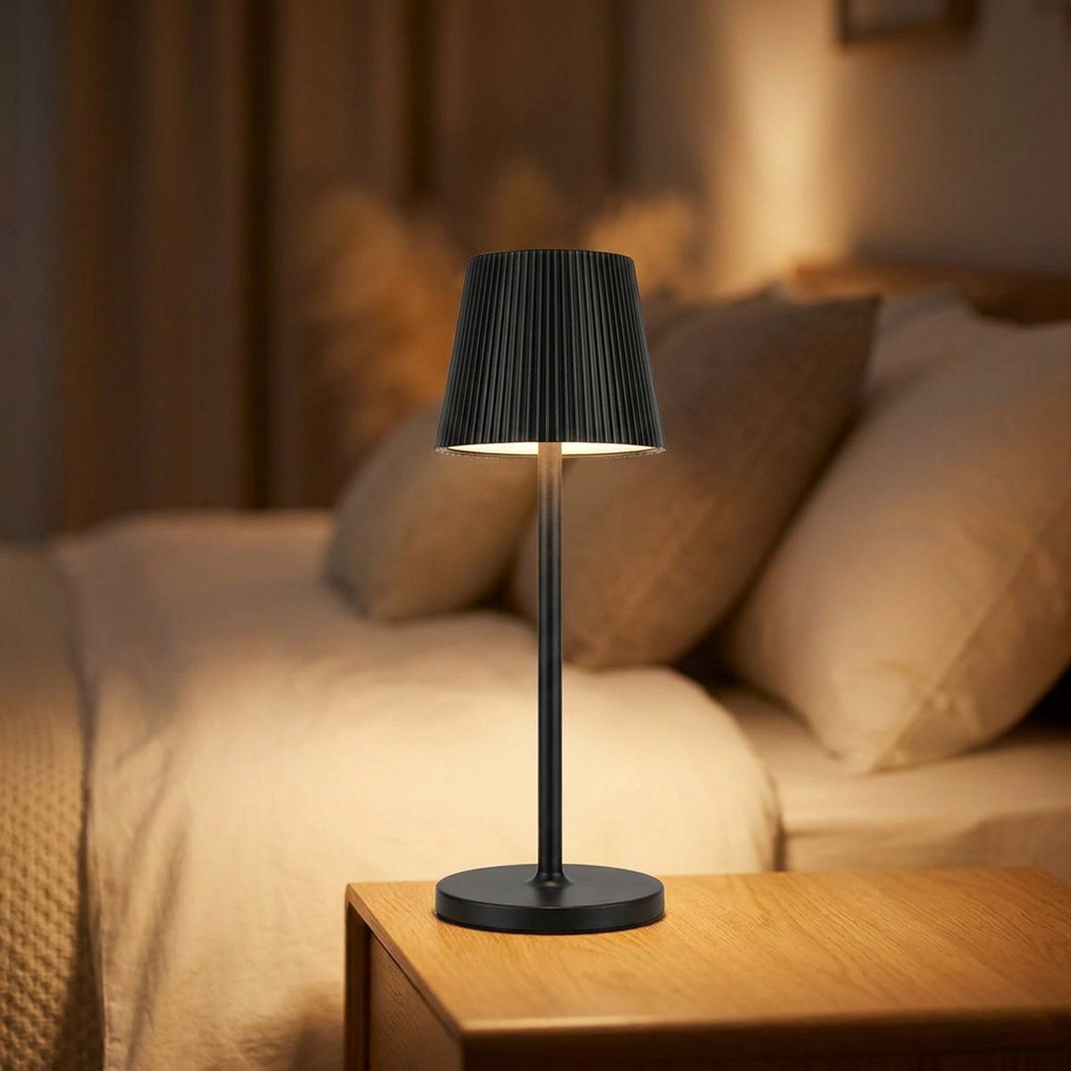 Version lampe de table du lampadaire posée sur une table de chevet dans une chambre