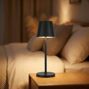 Version lampe de table du lampadaire posée sur une table de chevet dans une chambre